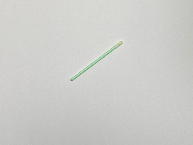 DYNOclean Swab PU 742Ein runder Reinraumtupfer mit einem hellgrünem Stäbchen.