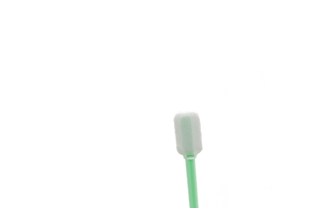 DYNOclean Swab Poly 714Ein rechteckiger Reinraumtupfer mit einem hellgrünem Stäbchen.