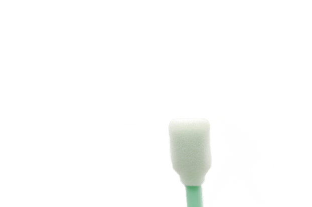 DYNOclean Swab PU 707Ein rechteckiger Reinraumtupfer mit einem hellgrünem Stäbchen.