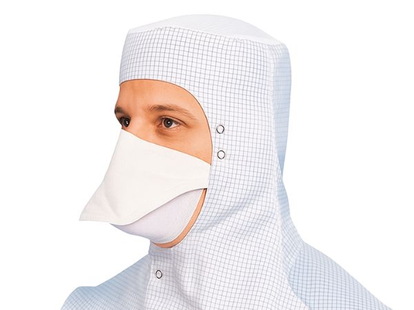 Masque en bec de canard Kimtech M3Person trägt einen Entenschnabelmundschutz mit einer weissen Kopfhaube, welche bis über die Schultern reicht.