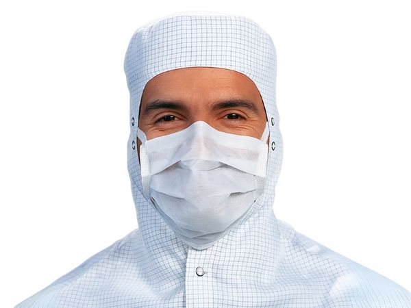 Masque Kimtech™ Pure M3 18cm stérile (62470)Person trägt eine weisse Sterile Kimtech™ M3 Reinraum-Maske mit Ohrschlaufen und eine weisse Haube, welche bis zu den Schultern reicht.