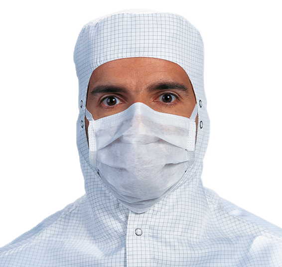 Masque Kimtech™ Pure M3 18cm stérile (62467)Person trägt eine weisse sterile Kimtech™ M3 Reinraum-Maske mit Ohrschlaufen für Prozessschutz und eine weisse Haube, welche bis zu den Schultern reicht.