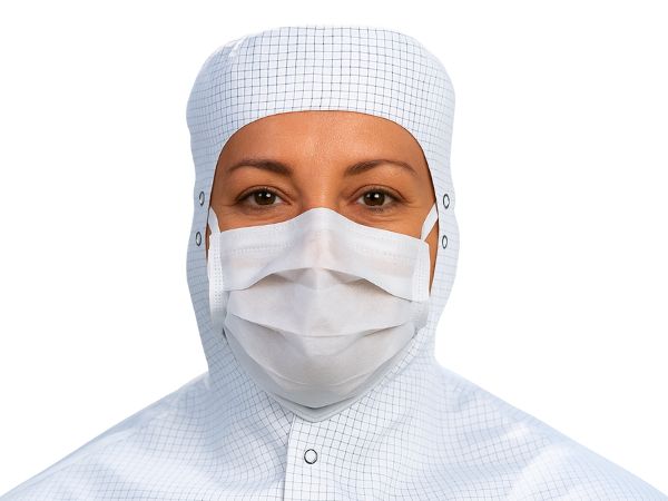 Masque Kimtech™ Pure M3 18cm stérile (62467)Person trägt eine weisse sterile Kimtech™ M3 Reinraum-Maske mit Ohrschlaufen für Prozessschutz und eine weisse Haube, welche bis zu den Schultern reicht.