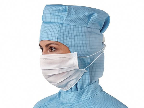 Masque, 23 cm, avec bandeau elastiquePerson trägt einen blauen Overall und darüber einen dreifach plissierten Mundschutz mit elastischen Kopfbändern aus Polypropylen.