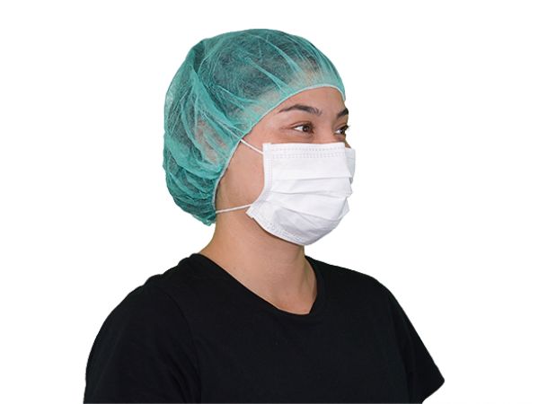 DYNOtex faceMask ear-18Person trägt einen DYNOtex Reinraum-Mundschutz TYP IIR mit Ohrschlaufen und Nasenbügel und eine grüne Reinraum-Haube.