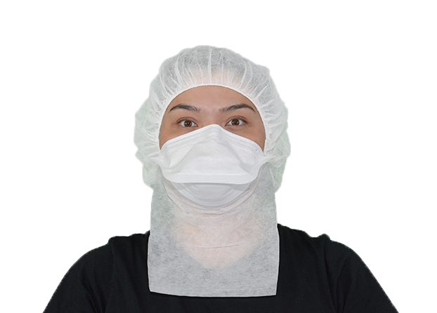 DYNOtex duckMask-longNeckPerson trägt eine weisse DYNOtex duckMask Entenschnabel-Mundschutz für Reinräume, mit Kopfschlaufe und einer weissen Reinraum-Haube.