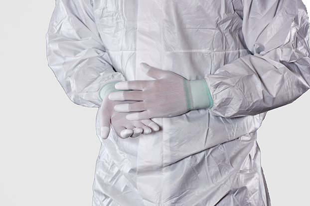 DYNOsense whiteNylon FPUPerson in einem weissen Overall trägt DYNOsense whiteNylon FPU - komfortabler Nylon-Handschuh mit beschichteten Fingerkuppen