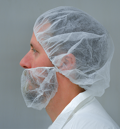 DYNOtex beardCoverPerson trägt eine durchsichtige weisse Haube und einen durchsichtigen weissen Bartschutz.