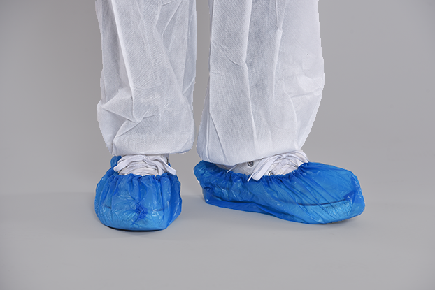 DYNOtex shoeCover CPE-10 blue 10g; blauPerson trägt DYNOtex shoeCover CPE, Einweg-Überziehschuhe, rutschfest, reissfest, blau, für Reinräume