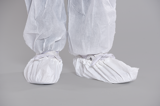DYNOtex shoeCover extraCPE white weissPerson trägt DYNOtex shoeCover extraCPE, rutschfeste Einweg-Überziehschuhe, reissfest, weiss, Schutz vor Flüssigkeiten und Chemikalien