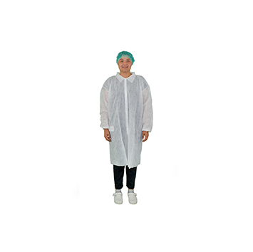 DYNOtex Coat PPs40-buttonPerson trägt einen leicht durchsichtigen weissen Einwegkittel (DYNOtex Coat PPs40-button) mit Hemdkragen und Druckknöpfen