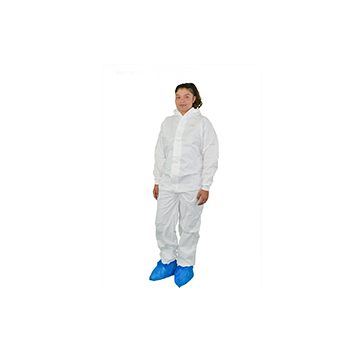 DYNOtex microGuard Overall HoodPerson trägt einen weissen DYNOtex microGuard Overall Hood – Mikroporöser Einwegoverall für Reinräume.
