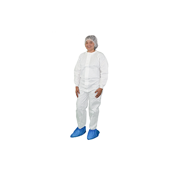 DYNOtex microGuard OverallPerson trägt einen weissen DYNOtex microGuard Overall – Einwegoverall ohne Haube für Reinräume.