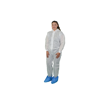 DYNOtex spunGuard Overall HoodPerson trägt einen weissen leicht durchsichtigen Atmungsaktiver DYNOtex spunGuard Einwegoverall mit Haube und Reissverschluss.