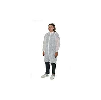 DYNOtex Coat PP30-velcroPerson trägt DYNOtex Coat PP30-velcro Einwegkittel mit Klettverschluss und Stehkragen