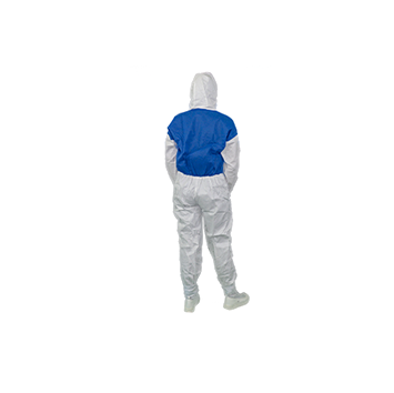 DYNOtex microGuard Overall SMSbackPerson trägt weissen Overall mit einem luftdurchlässigen blauen Stoff am Rücken.