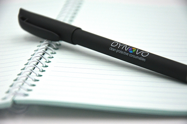 DYNOclean cleanroomPenEin schwarzer DYNOVO Reinraumstift auf einem Notizbuch.