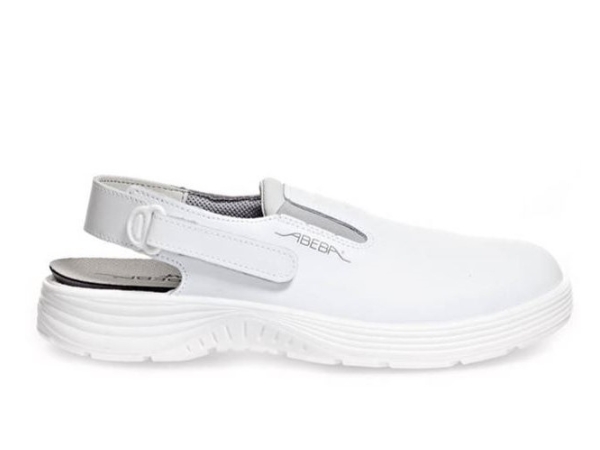 Abeba X-Light 711030Ein weisser Abeba Clog Arbeitsschuh mit einem verstellbaren Riemen am Fersen.