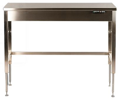 Table pour salle blanche Tube carré avec plan de travail non perforéEin Reinraumtisch aus Edelstahl mit einer ungelochten Arbeitsplatte.