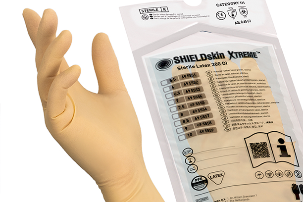 SHIELDskin XTREME Sterile Latex 300 DIGelblicher Latexhandschuh und ein durchsichtiger Beutel mit verpackten Latexhandschuhen.