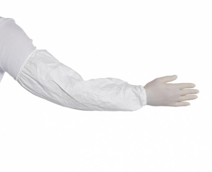 Tyvek® IsoClean® Armstulpe 45 cmEin Arm mit einem weissen DuPont™ Tyvek™ IsoClean™ – Sterile, atmungsaktive Armstulpen für Reinräume