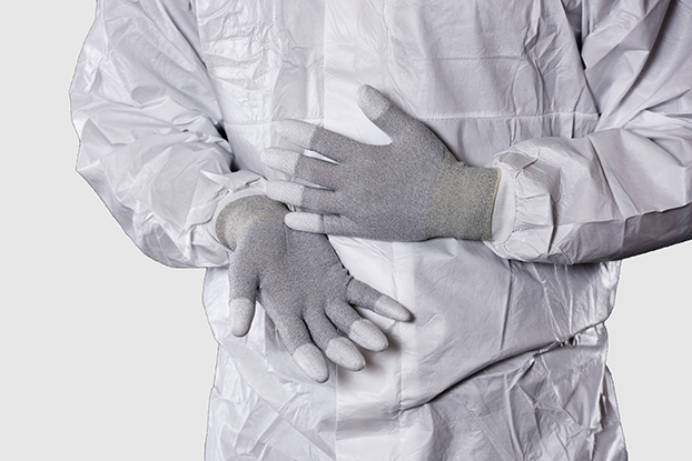 DYNOsense greyNylonPerson in einem weissen Overall trägt Graue Nylon-Handschuhe DYNOsense greyNylon – angenehm, antistatisch, keine Fingerabdrücke