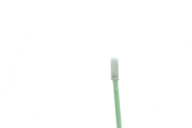 DYNOclean Swab Poly 743Ein runder Reinraumtupfer mit einem hellgrünem Stäbchen.