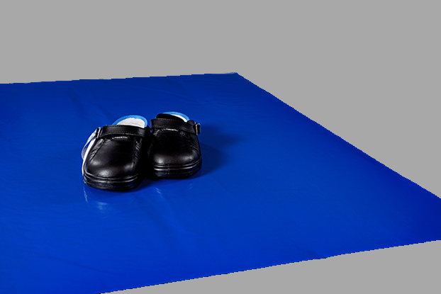 DYNOclean stickyMat blue extraEine blaue Staubbindematte mit schwarzen Arbeitsschuhen darauf.