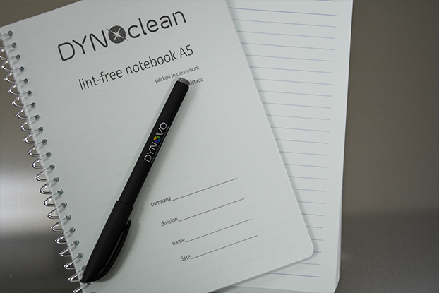 DYNOclean NotebookA5 Notitzbuch mit einem schwarzen DYNOVO Reinraumstift.