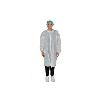 DYNOtex Coat PPs40-buttonKleines Bild: Person trägt einen leicht durchsichtigen weissen Kittel mit Knöpfen und eine grüne Haube.