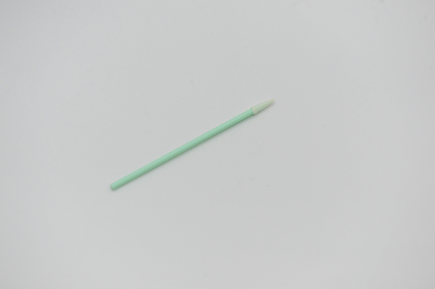 DYNOclean Swab PU 750Spitzzulaufender Reinraumtupfer mit Schaumstoff-Kopf und einem hellgrünen Stäbchen.
