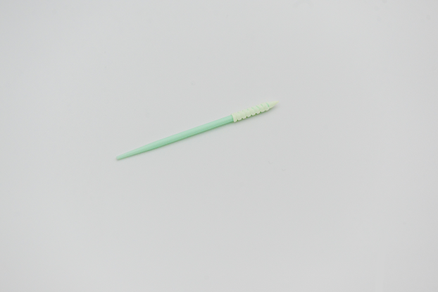 DYNOclean Swab PU 752Spitzzulaufender Reinraumtupfer mit Schaumstoff-Kopf und einem hellgrünen Stäbchen.