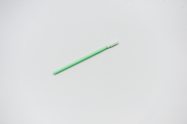 DYNOclean Swab Poly 754Ein runder Reinraumtupfer mit einem hellgrünem Stäbchen.
