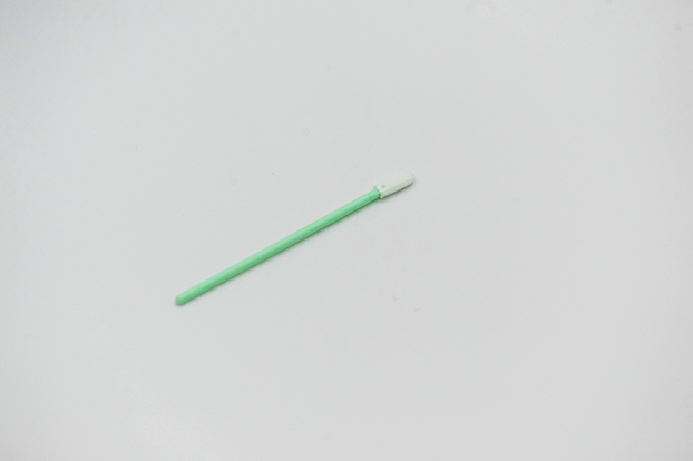 DYNOclean Swab Poly 758Ein runder Reinraumtupfer mit einem hellgrünem Stäbchen.