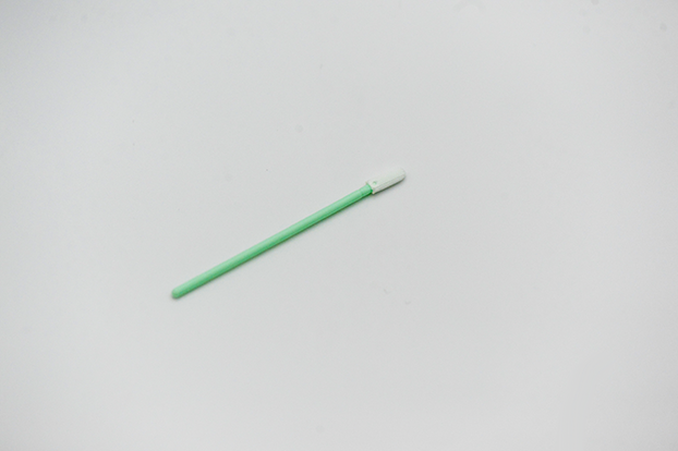 DYNOclean Swab Poly 743Ein runder Reinraumtupfer mit einem hellgrünem Stäbchen.