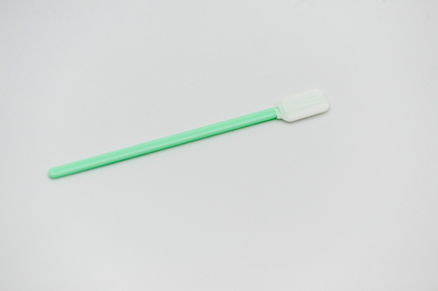 DYNOclean Swab Poly 714Ein rechteckiger Reinraumtupfer mit einem hellgrünem Stäbchen.