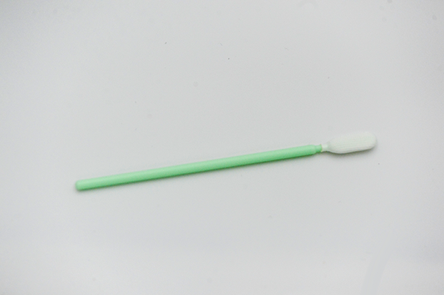 DYNOclean Swab Poly 766Ein runder Reinraumtupfer mit einem hellgrünem Stäbchen.