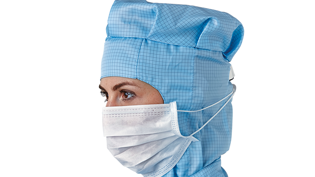 Einwegmundschutz, 3-lagig, 23 cmPerson trägt einen blauen Overall und darüber eine weisse Maske mit Bändern hinter dem Kopf.