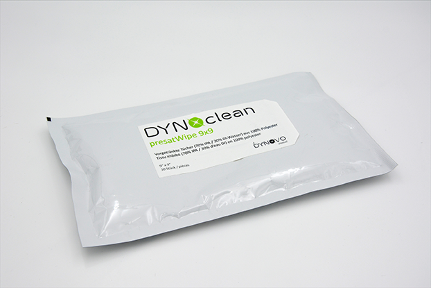 DYNOclean presatWipe 9x9Reinigungstuch verpackt in einem wiederverschliessbaren Beutel.