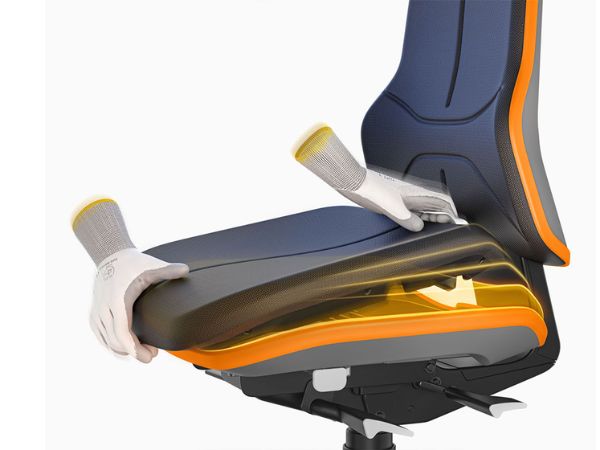 Chaise de laboratoire Neon 2 (9573)Ein schwarz-oranger Laborstuhl.