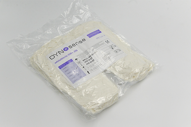 DYNOsense whiteNitrile DW+ 300Weisse Nitrilhandschuhe verpackt in einem durchsichtigen Beutel.