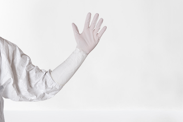 DYNOsense whiteNitrile DW+ 400Weisse Nitrilhandschuhe in einem durchsichtigen Beutel.