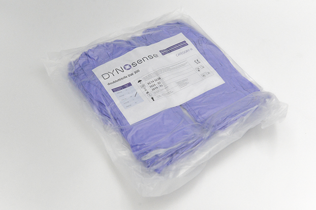 DYNOsense doubleNitrile DW 300 XL XLViolette Nitrilhandschuhe verpackt in einem durchsichtigen Beutel.