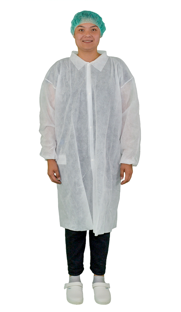 DYNOtex Coat PPs40-buttonGrosses Bild: Person trägt einen leicht durchsichtigen weissen Kittel mit Knöpfen und eine grüne Haube.