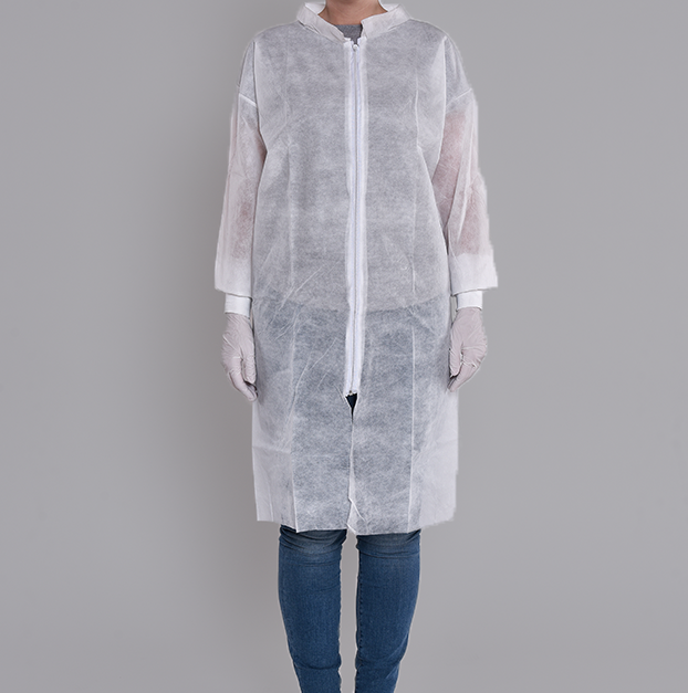 DYNOtex Coat PP40-zipPerson trägt einen leicht durchsichtigen DYNOtex Coat PP40-zip Einwegkittel mit Reissverschluss und Trikotmanschetten