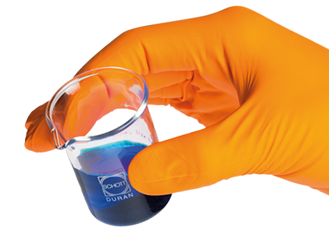 SHIELDskin XTREME Orange Nitrile 300 DIOranger Nitrilhandschuh hält ein Laborglas mit blauem Inhalt.