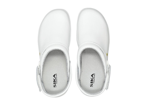 Sika Fusion Clog ESD weiss 19467Weisse Sika Cloq Arbeitsschuhe mit einem verstellbaren Riemen am Fersen.