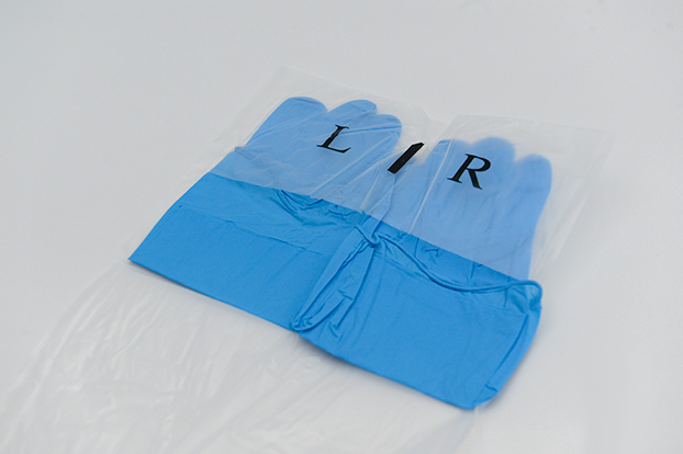 DYNOsense blueNitrile DW+ 400 stérileBlauer steriler Nitrilhandschuh in einem durchsichtigen Beutel, welcher mit L für die linke Hand und R für die rechte Hand angeschrieben ist.